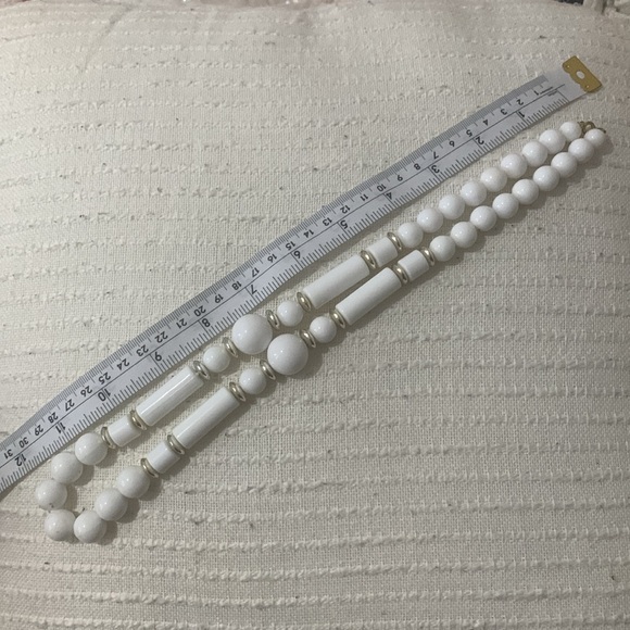 Vintage 1970’s White Beaded Necklace - Picture 4 of 4
